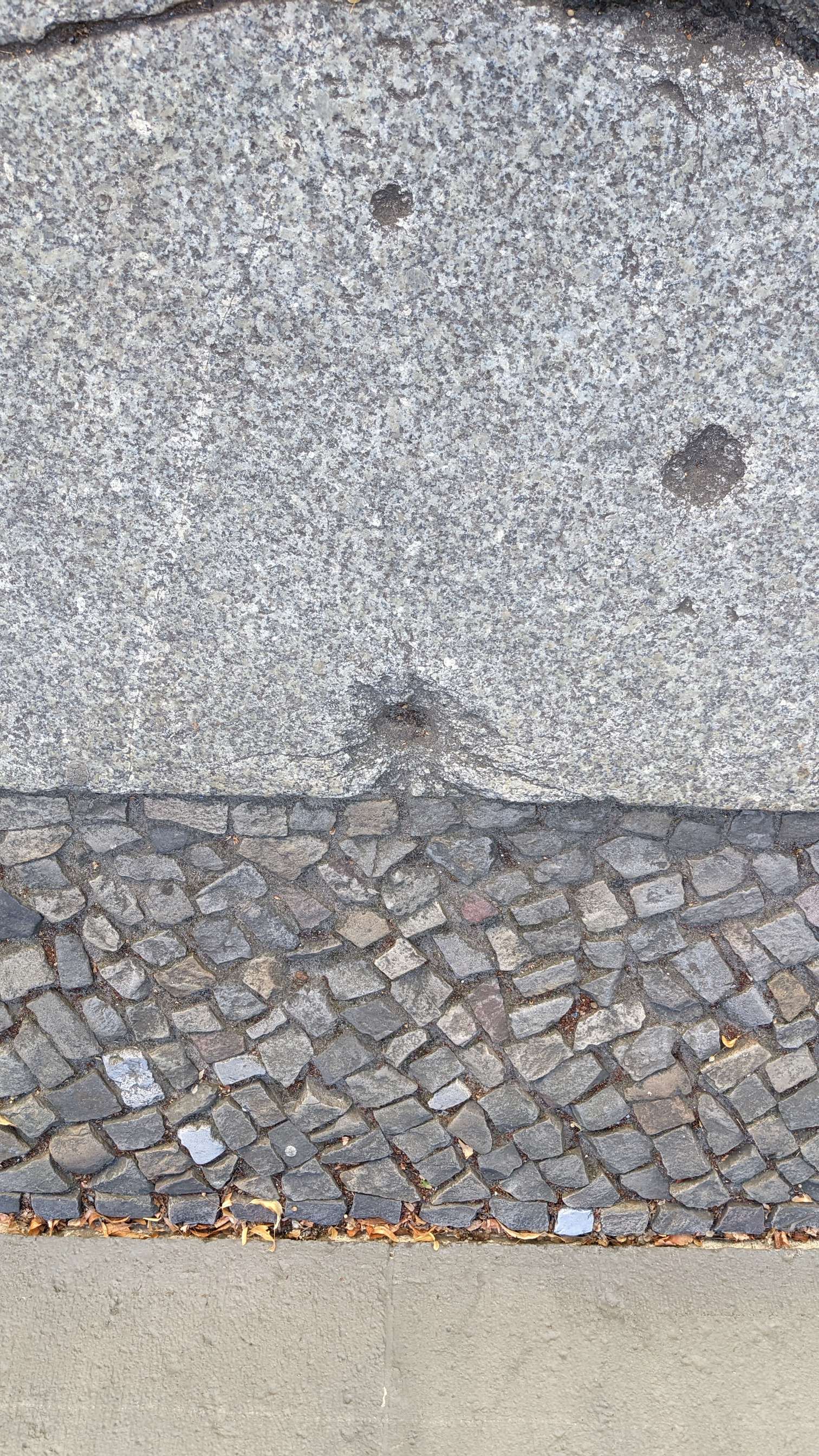 Löcher in Berliner Gehwegplatten